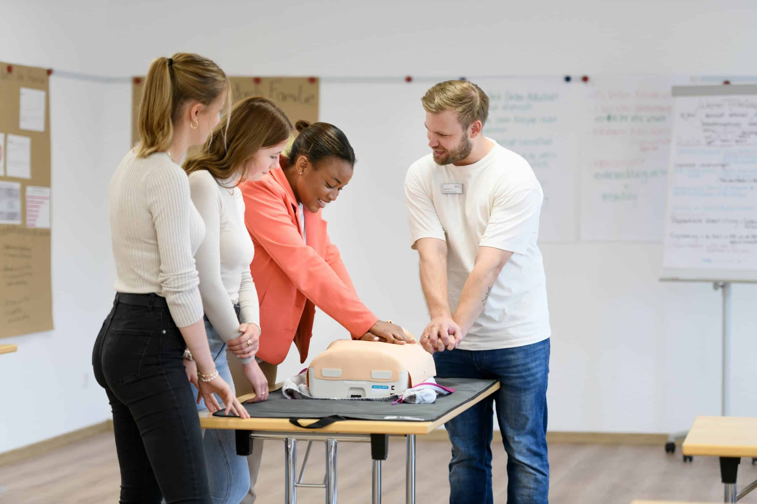 Pflegekräfte beim Reanimationstraining