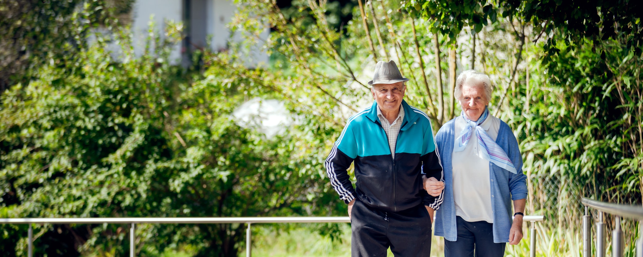 Senioren beim gemeinsamen Spaziergang