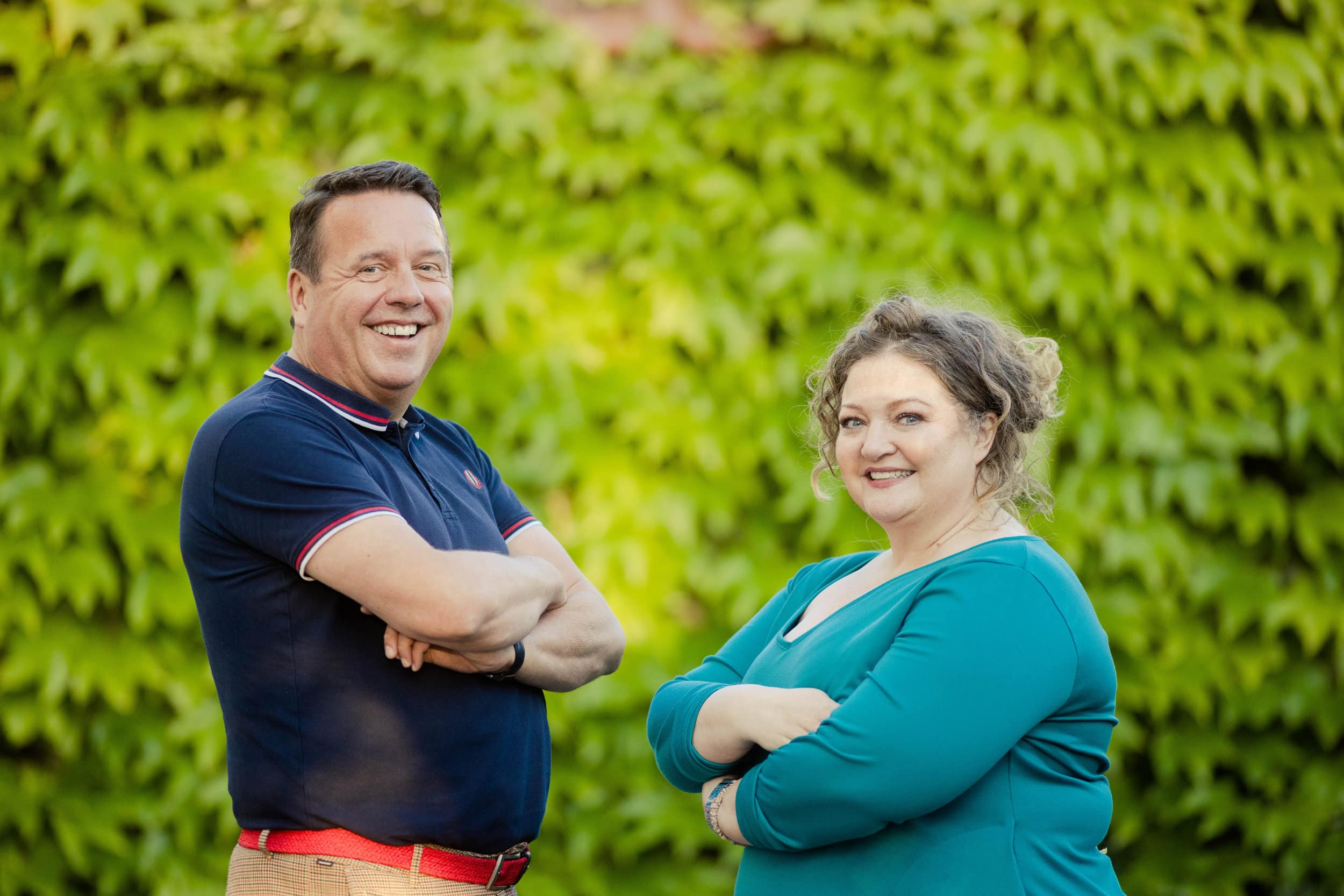 Zufriedenes Team im Freien